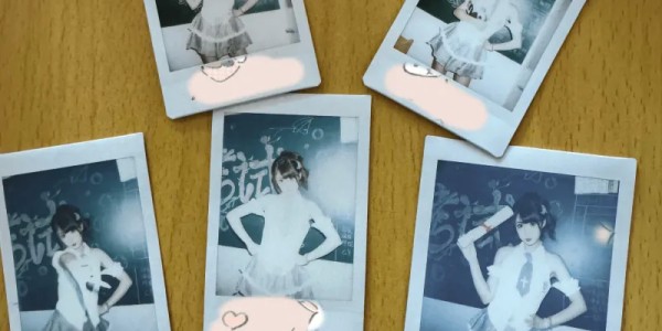 开云体育-解说琪琪发布写真：甜甜的出现一下