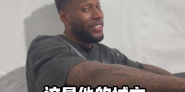 开云官网-威姆斯与胡明轩友好交流，称赞其英语水平提升并能流畅回应