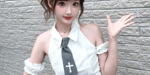 开云体育-解说琪琪发布写真：甜甜的出现一下