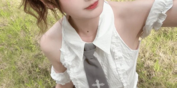 开云体育-解说琪琪发布写真：甜甜的出现一下