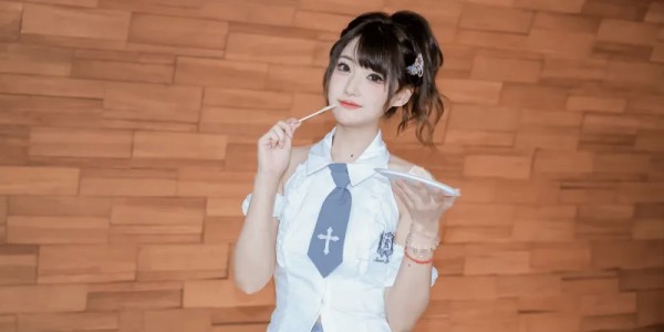 开云体育-解说琪琪发布写真：甜甜的出现一下