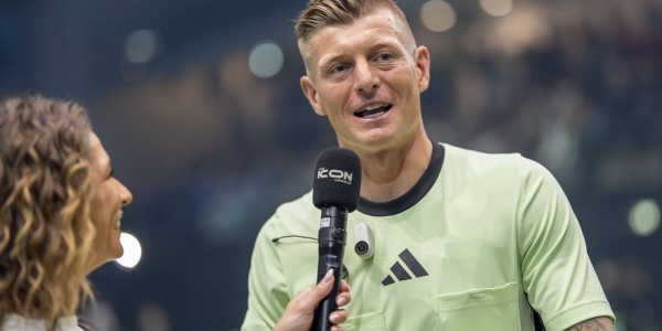 开云app-克罗斯：施洛特贝克对斯坦尼西奇的犯规应吃到红牌，他犯错太多