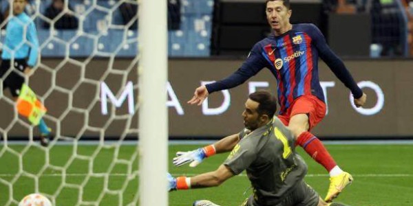 开云官网-只踢半场好球巴萨涉险过关，国家德比皇萨各有难处