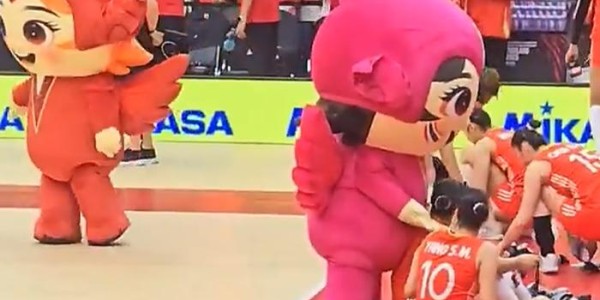 被法国淘汰！吴梦洁自责痛哭，吉祥物安慰龚翔宇，好好总结吧！