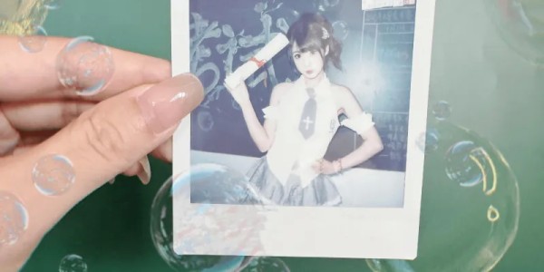 开云体育-解说琪琪发布写真：甜甜的出现一下