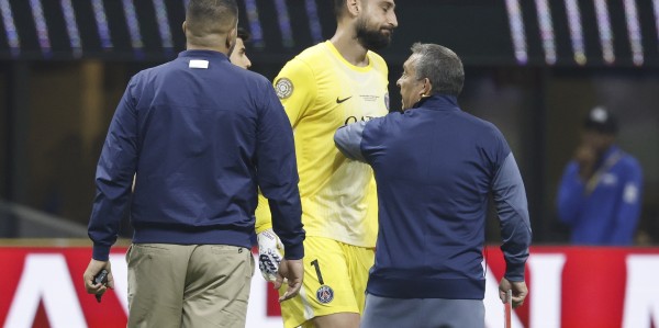 开云体育-鲁尼盛赞多纳鲁马为顶级门神 曼联若错失引援将令球迷扼腕